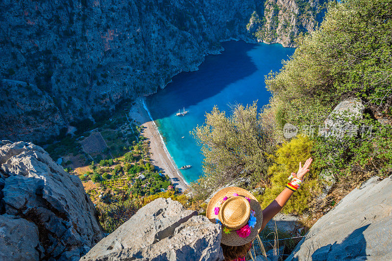 女人在顶端。来自Oludeniz的蝴蝶谷。Fethiye Mugla,土耳其。